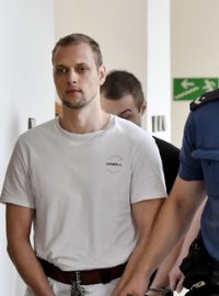 Vězeňská eskorta přivádí 6. září 2019 Davida Šindlera (vlevo) a Ivana Hollitzera (druhý zleva) ke Krajskému soudu v Praze.