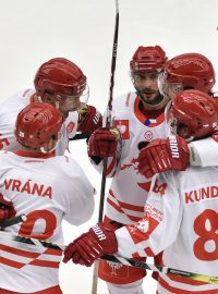 Utkání skupiny D hokejové Ligy mistrů: HC Oceláři Třinec - Lahti Pelicans v Třinci. Třinečtí hráči se radují z prvního gólu. Vpravo je autor branky Tomáš Kundrátek
