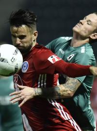 Olomoucký Martin Hála (vlevo) v souboji s Janem Sýkorou z Jablonce