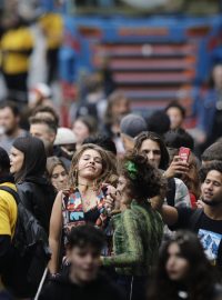 Záběry z pochodu Techno Parade.