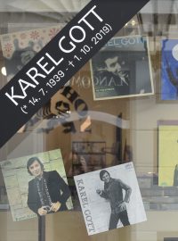 Obaly vinylových desek zpěváka Karla Gotta ve výloze prodejny na Jungmannově náměstí v Praze, u které vydavatelství Supraphon zřídilo pietní místo k uctění Gottovy památky.