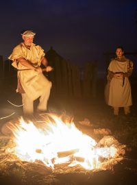 Rekonstrukcí pohřebního obřadu s lidskou obětí z období eneolitu v podvečer v Archeoparku Všestary skončil sobotní program věnovaný pohřbívání v pravěku