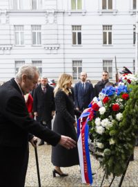 Prezident Miloš Zeman položil 16. listopadu 2019 věnec k pamětní desce na budově Univerzity Komenského v Bratislavě