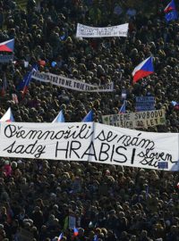Transparenty demonstrujících na pražské Letné