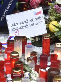 Květiny, vzkazy a zapálené svíčky leží 17. listopadu 2019 u památníku událostí 17. listopadu 1989 na Národní třídě v Praze u příležitosti 30. výročí sametové revoluce.