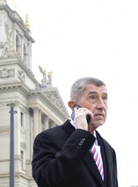 Premiér Andrej Babiš telefonuje před Národním muzeem v Praze, kde se spolu s premiéry zemí V4 a předsedou Německého spolkového sněmu Wolfgangem Schäublem zúčastní 17. listopadu 2019 slavnostního programu k 30. výročí sametové revoluce.