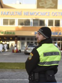 Policie před Fakultní nemocnicí Ostrava.