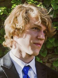 Jedenadvacetiletý student Riley Howell se postavil střelci, čímž zachránil životy ostatních studentů a umožnil policii útočníka dopadnout.