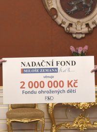 Prezident Miloš Zeman předává Fondu ohrožených dětí dva miliony korun.