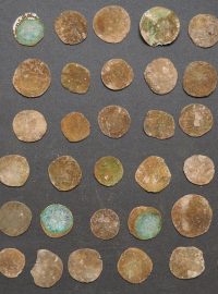 Amatérský hledač pokladů našel v Moravském krasu na Blanensku pomocí detektoru kovů 50 stříbrných mincí pravděpodobně z 16. století. Nález ohlásil, archeolog muzea pak v místě dohledal dalších 12 mincí.