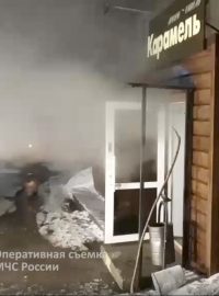 Při havárii potrubí s horkou vodou zemřelo ve sklepním hostelu v ruském Permu pět lidí a dalších šest utrpělo popáleniny