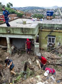 Lidé odstraňují následky rekordně prudkých dešťů v jednom z největších brazilských měst Belo Horizonte