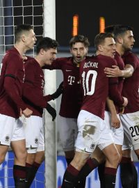 Hráči Sparty se radují z gólu Davida Moberga Karlssona