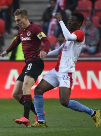 Bořek Dočkal (vlevo) v souboji s Ibrahimem Traoré v 295. derby pražských „S“.