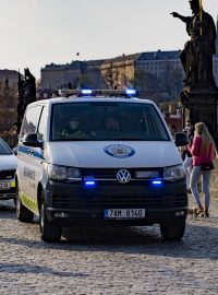 Policie na Karlově mostě v Praze.