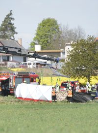 Srážka osobního auta a vlaku u Kamenného Újezdu si vyžádala tři oběti, včetně dětí