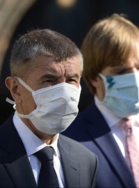 „Pan Prymula a pan ministr Adam Vojtěch (na snímku vpravo) budou spolupracovat, na to dohlédnu,“ premiér Andrej Babiš (vlevo) s tím, že Prymuly se bude ptát na různé názory