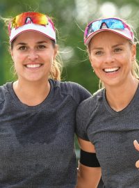 Zleva Barbora Hermannová a Markéta Sluková pózují po vítězství na turnaji.