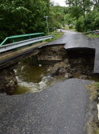 Blesková povodeň strhla most nad říčkou Oskava v obci Oskava na Šumpersku.