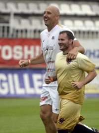 Bývalý reprezentační útočník Jan Koller (vlevo) během charitativního zápasu Realu Top Praha proti výběru Jakuba Voráčka.