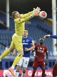 Brankář Evertonu Jordan Pickford chytá míč v derby proti Liverpoolu