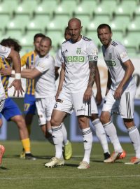 Fotbalisté Karviné v utkání s Opavou s prázdnými tribunami Městského stadionu v Karviné