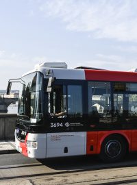 Pražský dopravní podnik představil ve středu prototyp autobusu v nových barvách MHD.