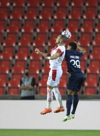 Obránce Slavie Vladimír Coufal (vlevo) v souboji s Paulinhem z Midtjyllandu