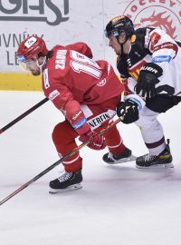 Třinecký Filip Zadina uniká Tomáši Dvořákovi ze Sparty