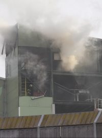 Město pokryl dým, rozšířil se v něm zápach