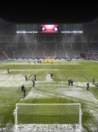 Úklidová četa před zápasem Realu Madrid na hřišti Osasuny Pamplona