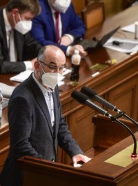 Ministr zdravotnictví Jan Blatný (za ANO) ve sněmovně při jednání o prodloužení nouzového stavu