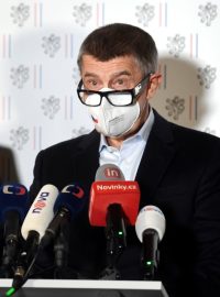 Premiér Andrej Babiš (vpravo) a první místopředseda vlády Jan Hamáček vystoupili na mimořádné tiskové konferenci