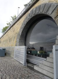 Protipovodňové závory už uzavřela Praha i na náplavce.