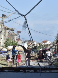 Obyvatelé Moravské Nové Vsi pozorující následky tornáda, které obec zasáhlo ve čtvrtek večer