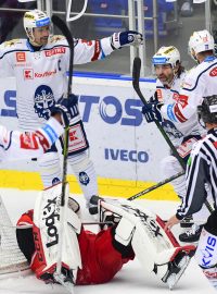 Zleva Kyle Wood z Kladna, Tomáš Plekanec z Kladna, střelec gólu Jaromír Jágr z Kladna a Nicolas Hlava z Kladna slaví.