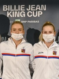 Zleva kapitán Petr Pála a hráčky Tereza Martincová, Markéta Vondroušová, Barbora Krejčíková, Kateřina Siniaková a Lucie Hradecká