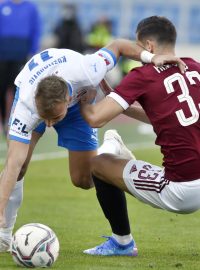 Dávid Hancko ze Sparty v souboji s Nemanjou Kuzmanovicem