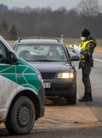 Litevští pohraničníci a policisté kontrolují vůz nedaleko bělorusko-litevské hranice