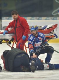 Ondřej Machala zůstal po zákroku Bohumila Janka bezvládně ležet na ledě