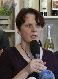 Zástupci Iniciativy 21 (zleva) epidemiolog Jiří Beran, imunoložka Zuzana Krátká a právník Jindřich Rajchl