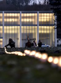V centru Zlína si lidé připomněli úmrtí Jana Palacha řetězem ze svíček