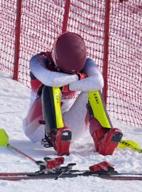 Frustrovaná a zklamaná Mikaela Schiffrinová po netrefení branky při slalomu v olympijském Pekingu