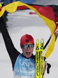 Zlatý Němec Vinzenz Geiger v cíli olympijského závodu sdruženářů v Pekingu