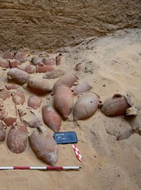 Čeští egyptologové objevili v Abúsíru téměř 400 nádob se zbytky materiálů, které se používaly při balzamovacích rituálech.