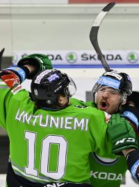Autor rozhodujícího gólu v nájezdech Miloš Kelemen z Mladé Boleslavi (uprostřed) se raduje se spoluhráči