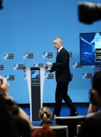 Tajemník Jens Stoltenberg na tiskové konferenci během summitu NATO