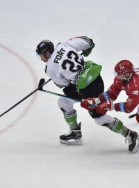 Tomáš Fořt z Mladé Boleslavi uniká hokejistům Třince