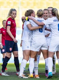 Hráčky Islandu se radují z gólu