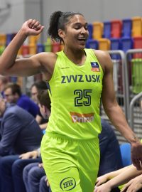 Americká basketbalistka USK Praha Alyssa Thomasová v zápase proti Žabinám Brno